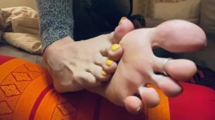 Hot MILF Foot Show, Wrinkled Soles, Long Toes - Foot Fetish